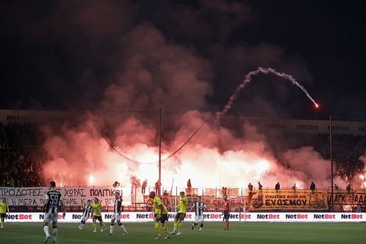 Salonicco divisa in due: il derby fra Aris e Paok- immagine 9