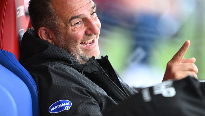 HEIDENHEIM, GERMANY - SEPTEMBER 13: Frank Schmidt, Head Coach of 1.FC Heidenheim looks on prior to the Bundesliga match between 1. FC Heidenheim 1846 and Borussia Dortmund at Voith-Arena on September 13, 2025 in Heidenheim, Germany. (Photo by Christian Kaspar-Bartke/Getty Images) Heidenheim-Augsburg: dove vedere la partita in diretta TV e in streaming LIVE - immagine 1
