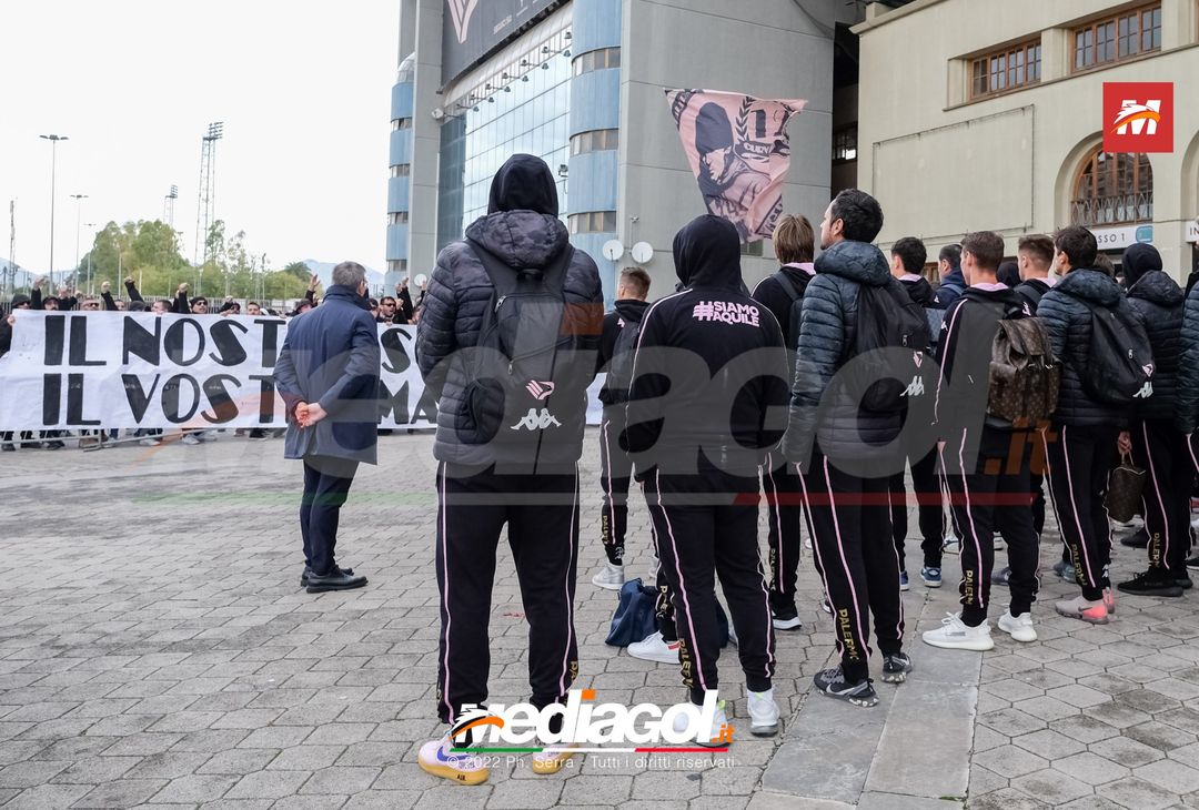 FOTO Palermo: la squadra verso Benevento. Cori e striscioni al “Barbera” (La Gallery) - immagine 9