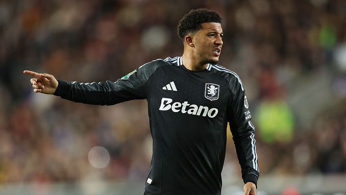BRENTFORD, ENGLAND - SEPTEMBER 16: Jadon Sancho of Aston Villa looks on during the Carabao Cup Third Round match between Brentford and Aston Villa at Gtech Community Stadium on September 16, 2025 in Brentford, England. (Photo by Eddie Keogh/Getty Images) Sancho, che gaffe: dimentica di cambiare account sui social e si “autoelogia” - immagine 1