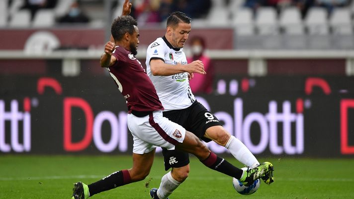 TURIN, ITALY - APRIL 23: Koffi Djidji of Torino FC competes with Rey Manaj of Spezia Calcio during the Serie A match between Torino FC and Spezia Calcio at Stadio Olimpico di Torino on April 23, 2022 in Turin, Italy. (Photo by Valerio Pennicino/Getty Images) Torino-Spezia, i precedenti: la passata stagione decisiva la doppietta di Lukic- immagine 2