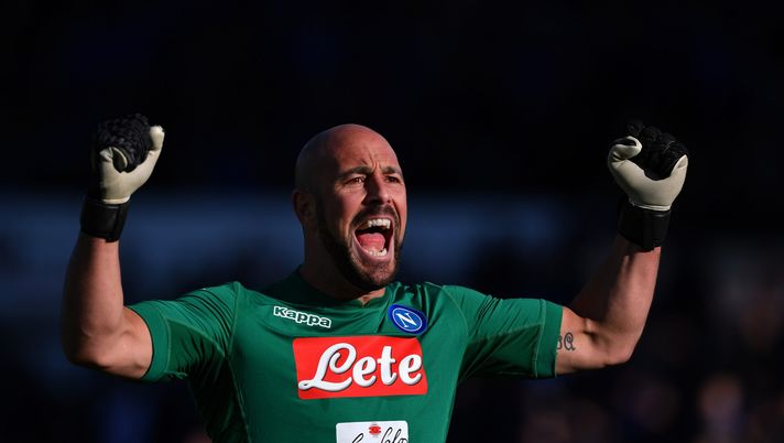 BERGAMO, ITALY - JANUARY 21: Jose Manuel Reina of SSC Napoli celebrates victory at the end of the serie A match between Atalanta BC and SSC Napoli at Stadio Atleti Azzurri d'Italia on January 21, 2018 in Bergamo, Italy. (Photo by Valerio Pennicino/Getty Images) Reina Napoli