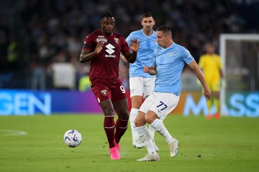 ROME, ITALY - SEPTEMBER 27: Adam Marusic of SS Lazio competes for the ball with Duvan Zapata of Torino FC during the Serie A TIM match between SS Lazio and Torino FC at Stadio Olimpico on September 27, 2023 in Rome, Italy. (Photo by Paolo Bruno/Getty Images)