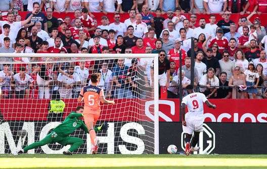 Siviglia, Spagna - 5 ottobre 2025: Akor Adams del Siviglia segna il quarto gol per la sua squadra durante la partita de LaLiga tra Siviglia e Barcellona all'Estadio Ramon Sanchez-Pizjuan. (Foto di Fran Santiago/Getty Images) Barcellona-Siviglia, statistiche e precedenti tra le due squadre spagnole- immagine 2