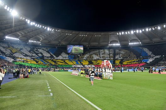 ROMA, ITALIA - 11 MAGGIO: le squadre si schierano prima della finale di Coppa Italia tra Juventus e FC Internazionale allo Stadio Olimpico, l'11 maggio 2022 a Roma. (Foto di FC Internazionale/Inter tramite Getty Images) Coppa Italia, colori e passione: le più belle coreografie delle finali- immagine 4