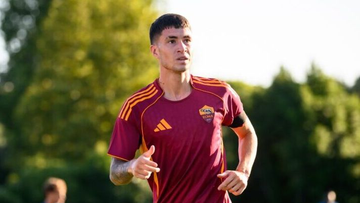 ROME, ITALY - JULY 31: Matias Soule of AS Roma during the pre-season friendly match between AS Roma and Cannes at Stadio Tre Fontane on July 31, 2025 in Rome, Italy. (Photo by Fabio Rossi/AS Roma via Getty Images) Soulé: “So che posso fare molto di più. Con Dybala mi diverto, in campo ci aiuta tanto” - immagine 1