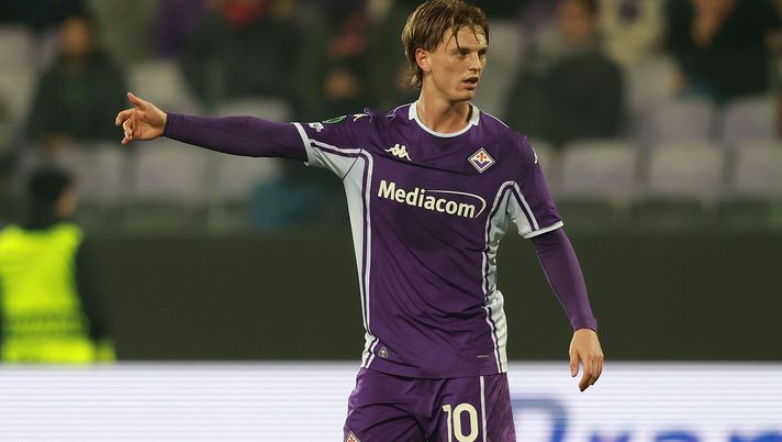 FLORENCE, ITALY - DECEMBER 11: Albert Gudmundsson of ACF Fiorentina reacts during the UEFA Conference League 2025/26 League Phase MD5 match between ACF Fiorentina and FC Dynamo Kyiv at Stadio Artemio Franchi on December 11, 2025 in Florence, Italy. (Photo by Gabriele Maltinti/Getty Images) Raspadori in stand by, Massara studia le alternative: avanza Gudmundsson - immagine 1
