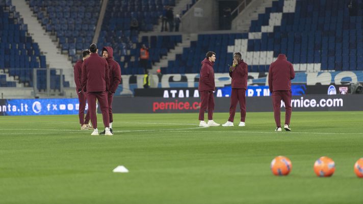 BERGAMO, ITALY - JANUARY 10: Torino FC on pitch inspection during the Serie A match between Atalanta BC and Torino FC at Gewiss Stadium on January 10, 2026 in Bergamo, Italy. (Photo by Stefano Guidi - Torino FC/Torino FC 1906 via Getty Images) Atalanta-Torino, le ultime dai campi: termina il riscaldamento - immagine 1