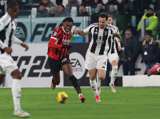 Rafael Leao e Federico Gatti in azione durante Juventus-Milan. (Foto di Claudio Villa/AC Milan via Getty Images)