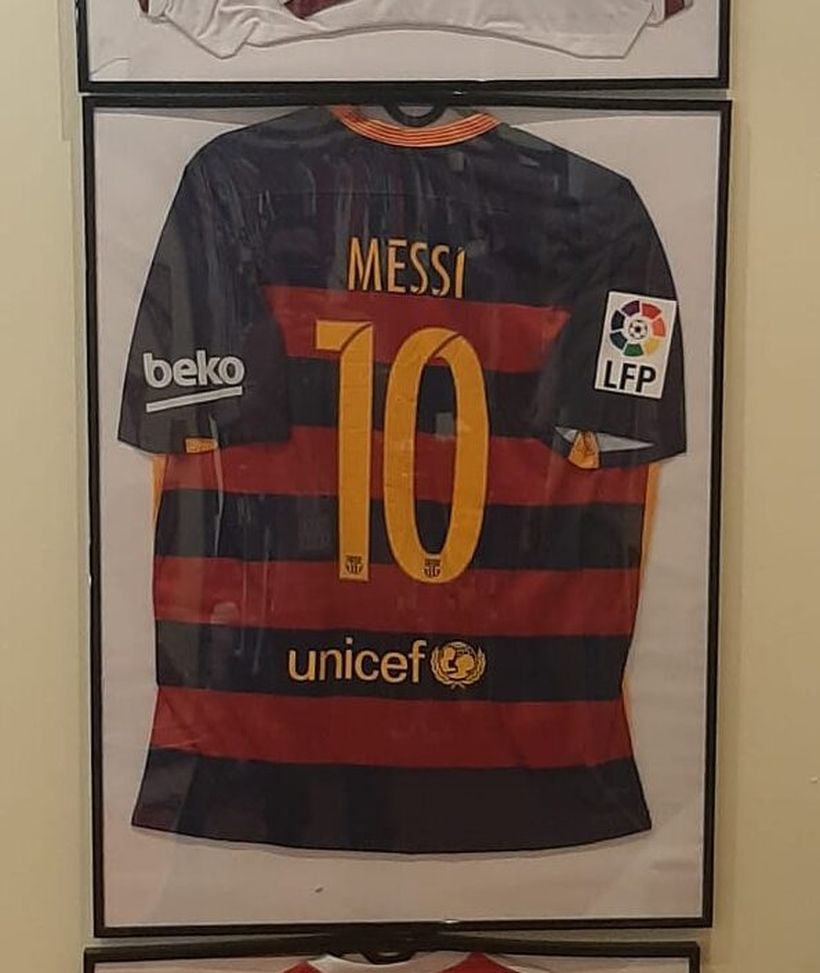 VN al museo del calcio del Pireo: Xavi, Messi e le storie del collezionista Notis- immagine 8