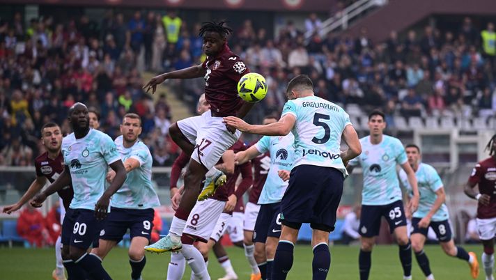 TURIN, ITALY - JUNE 03: Roberto Gagliardini of FC Internazionale competes for the ball with Wilfried Singo of Torino FC during the Serie A match between Torino FC and FC Internazionale at Stadio Olimpico di Torino on June 03, 2023 in Turin, Italy. (Photo by Mattia Ozbot - Inter/Inter via Getty Images) Calciomercato, Singo-Monaco: formula, cifre e dettagli - immagine 1