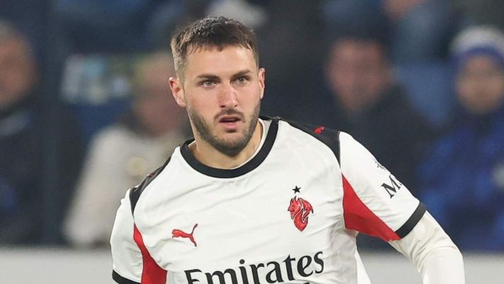 Milan, spunta una nuova pretendente per Giménez: l'intenzione dei rossoneri e quella dell'agente