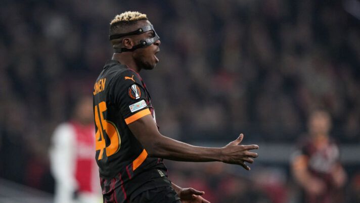 AMSTERDAM, NETHERLANDS - JANUARY 30: Victor Osimhen #45 Galatasaray reacts after missing a shot in the first half of the UEFA Europa League 2024/25 League Phase MD8 match between AFC Ajax and Galatasaray A.S. at Johan Cruijff Arena on January 30, 2025 in Amsterdam, Netherlands. (Photo by Alex Bierens de Haan/Getty Images) Romano – Osimhen, cosa filtra sul reintegro col Napoli! Novità sul Galatasaray: rifiutata l’offerta - immagine 1