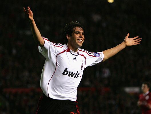 MANCHESTER, UNITED KINGDOM - APRIL 24: Kaka of AC Milan celebrates scoring his team's second goal during the UEFA Champions League Semi Final, first leg match between Manchester United and AC Milan at Old Trafford on April 24, 2007 in Manchester, England. (Photo by Alex Livesey/Getty Images) Anche il Milan di Berlusconi vendeva i campioni. E non c’era il FPF….- immagine 4