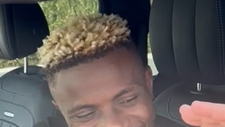 Osimhen lascia Castel Volturno: sorrisi, autografi, foto e….un po’ di italiano