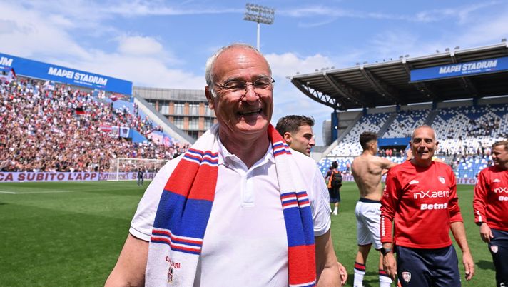 REGGIO NELL'EMILIA, ITALY - MAY 19: Claudio Ranieri head coach of Cagliari Calcio celebrates under his fans during the Serie A TIM match between US Sassuolo and Cagliari at Mapei Stadium - Citta' del Tricolore on May 19, 2024 in Reggio nell'Emilia, Italy. (Photo by Alessandro Sabattini/Getty Images) Ranieri: “A Cagliari chiudo la carriera da allenatore di club, attendo una nazionale” - immagine 1