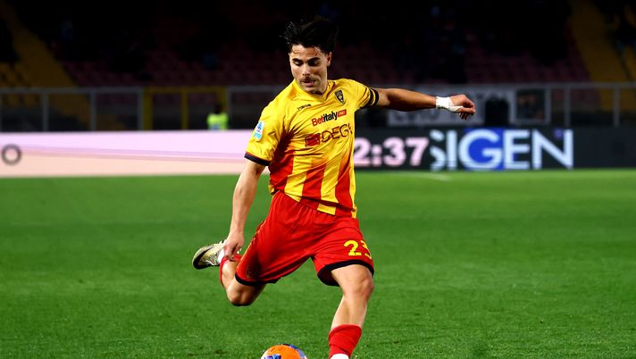 LECCE, ITALY - DECEMBER 12: Riccardo Sottil of US Lecce during the Serie A match between US Lecce and Pisa SC at Stadio Via del Mare on December 12, 2025 in Lecce, Italy. (Photo by Maurizio Lagana/Getty Images) Lecce, Sottil assente con la Roma: persiste la lombosciatalgia - immagine 1