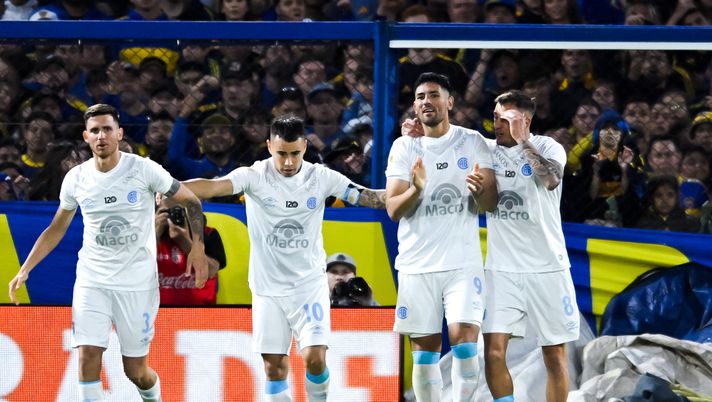 BUENOS AIRES, ARGENTINA - OCTOBER 18: Lucas Passerini of Belgrano celebrates with teammates after scoring his team's first goal during a Torneo Clausura Betano 2025 match between Boca Juniors and Belgrano at Estadio Alberto J. Armando on October 18, 2025 in Buenos Aires, Argentina. (Photo by Marcelo Endelli/Getty Images) Belgrano-Tigre: come vederla gratis in streaming e diretta live - immagine 1