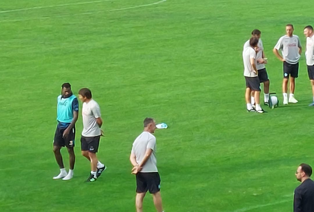 Lungo colloquio tra Conte e Anguissa dopo l'allenamento pomeridiano nel day 2 del ritiro di Dimaro