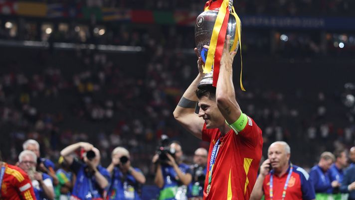 BERLIN, GERMANY - JULY 14: Alvaro Morata of Spain celebrates with the UEFA Euro 2024 Henri Delaunay Trophy after his team's victory in the UEFA EURO 2024 final match between Spain and England at Olympiastadion on July 14, 2024 in Berlin, Germany. (Photo by Lars Baron/Getty Images) Morata, blitz del Milan per chiudere: ecco quando svolgerà le visite mediche - immagine 1