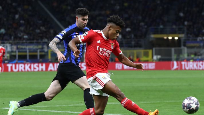 MILAN, ITALY - APRIL 19: David Neres of SL Benfica is pressured by Alessandro Bastoni of FC Internazionale during the UEFA Champions League quarterfinal second leg match between FC Internazionale and SL Benfica at San Siro Stadium on April 19, 2023 in Milan, Italy. (Photo by Marco Luzzani/Getty Images) Dribbling e magie: chi è David Neres, una macchina da assist per il Napoli - immagine 1