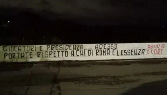 Nuovo striscione a Trigoria: “Ora portate rispetto a chi di Roma è l’essenza” Nuovo striscione a Trigoria: “Ora portate rispetto a chi di Roma è l’essenza” - immagine 1