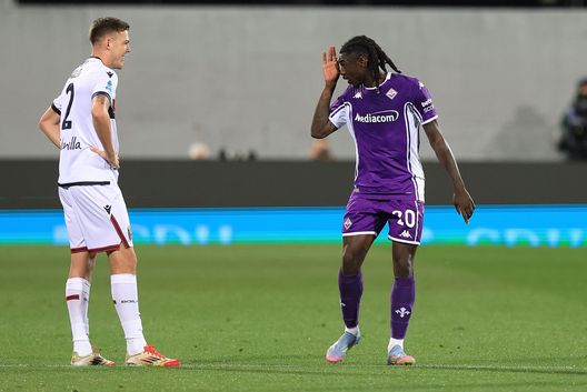 FIRENZE, ITALIA - 18 MAGGIO: Moise Kean dell'ACF Fiorentina esulta dopo aver segnato un gol durante la partita di Serie A tra Fiorentina e Bologna allo Stadio Artemio Franchi il 18 maggio 2025 a Firenze, Italia. (Foto di Gabriele Maltinti/Getty Images) La vendetta di Kean: segna il gol vittoria e balla la “Griddy Dance” davanti a Holm- immagine 2