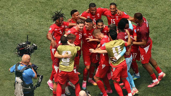 Switzerland's midfielder #10 Granit Xhaka celebrates scoring his team's fourth goal with teammates during the 2026 World Cup Group B football match between Switzerland and Bosnia and Herzegovina at Los Angeles Stadium in Inglewood on June 18, 2026. (Photo by Etienne Laurent / AFP via Getty Images) Mondiali 2026, tutto troppo facile per la Svizzera! Bosnia-Erzegovina battuta 4-1 - immagine 1