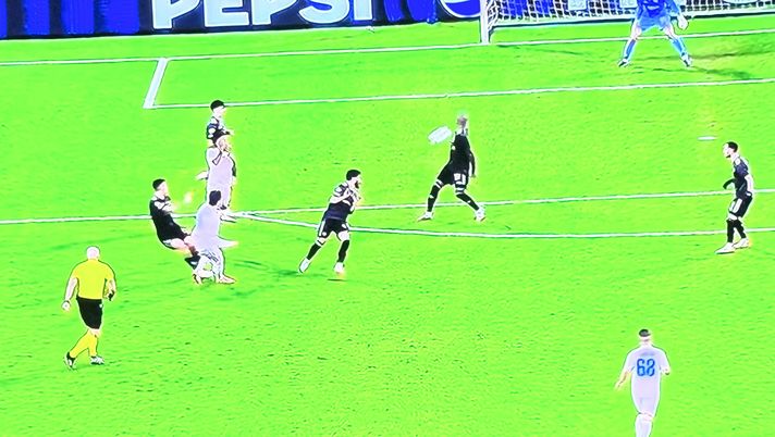 Napoli-Qarabag, Medina resta a terra: tifosi in apprensione per il difensore - immagine 1