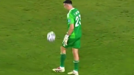 Dibu Martinez irride il Brasile sul 4-1 palleggiando nella propria area (Fonte Video Account X siga: out of context brasileirão)