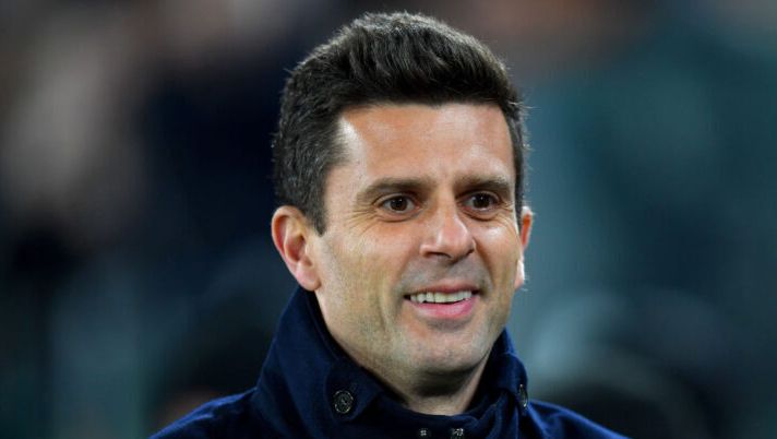TURIN, ITALY - JANUARY 18: Thiago Motta, Head Coach of Juventus, looks on prior to the Serie A match between Juventus and AC Milan at on January 18, 2025 in Turin, Italy. (Photo by Valerio Pennicino/Getty Images) Motta: “Yildiz, ecco cosa filtra sullo stop! Vlahovic, Mbangula e quando torna Conceicao” - immagine 1