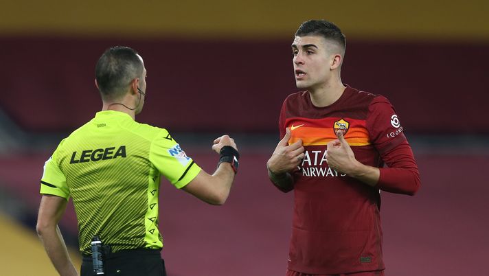 ROME, ITALY - FEBRUARY 28: Gianluca Mancini of Roma speaks with Match Referee, Marco Guida during the Serie A match between AS Roma and AC Milan at Stadio Olimpico on February 28, 2021 in Rome, Italy. Sporting stadiums around Italy remain under strict restrictions due to the Coronavirus Pandemic as Government social distancing laws prohibit fans inside venues resulting in games being played behind closed doors. (Photo by Paolo Bruno/Getty Images) Mancini: “Dobbiamo cambiare questo momento a partire da venerdì” - immagine 1