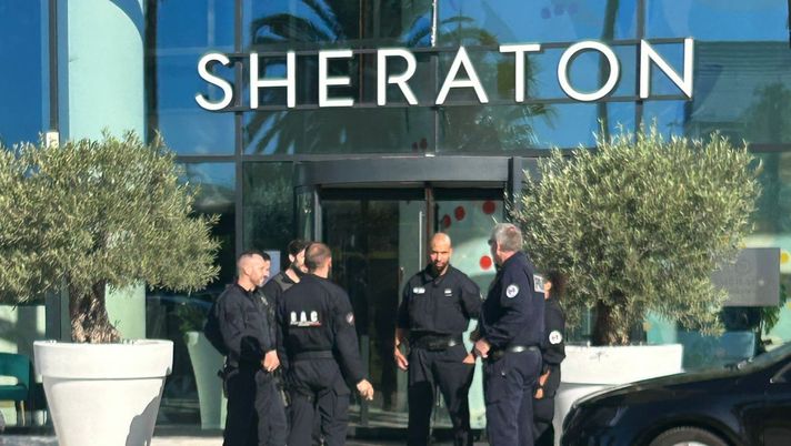 Nizza-Roma, allerta massima: due camionette della celere sotto l’hotel giallorosso - immagine 1