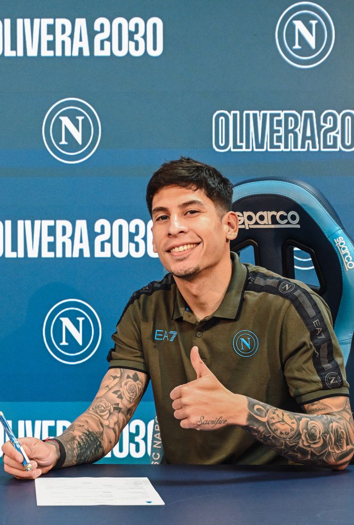 GALLERY Mathias Olivera rinnova con il Napoli: la firma tra maglia celebrativa e mate - immagine 9
