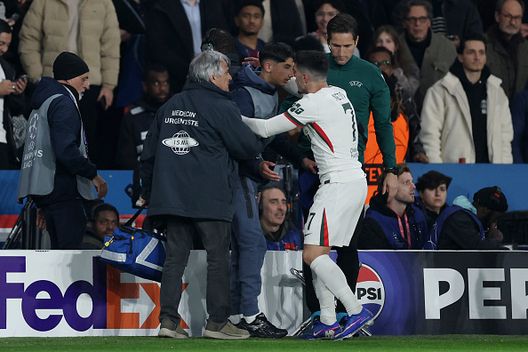 Psg-Chelsea: Pedro Neto spinge il raccatapalle, poi si scusa: “Gli ho anche regalato la maglia”- immagine 2