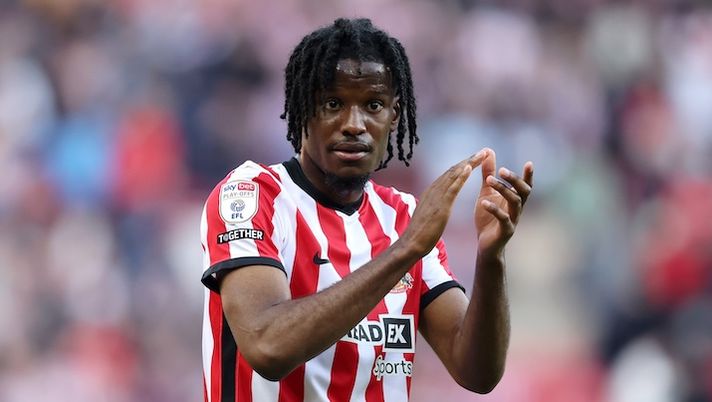 SUNDERLAND, ENGLAND - MAY 13: Pierre Ekwah of Sunderland applauds the fans following the Sky Bet Championship Play-Off Semi-Final First Leg match between Sunderland and Luton Town at Stadium of Light on May 13, 2023 in Sunderland, England. (Photo by George Wood/Getty Images) INFO SOS – Novità Udinese: offerta a sorpresa per un centrocampista del Sunderland - immagine 1