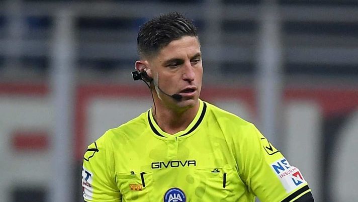 L'arbitro Giuseppe Collu della Sezione A.I.A. di Cagliari durante Milan-Lazio 1-0 (Serie A 2025-2026) | AC Milan News (Getty Images) Milan-Lazio, bravo Collu: giusto non dare rigore agli ospiti. Il caos è al VAR. La ricostruzione
