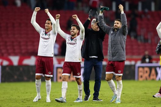 PORTO ALEGRE, BRASILE - 1 GIUGNO: I giocatori del Fluminense ringraziano i tifosi dopo la partita tra Internacional e Fluminense nell'ambito del Brasileirao 2025 allo stadio Beira-Rio il 1 giugno 2025 a Porto Alegre, Brasile. (Foto di Pedro H. Tesch/Getty Images) Fluminense Chelsea