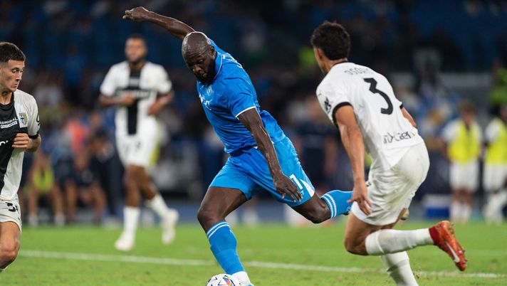 NAPOLI, ITALY - AUGUST 31: SSC Napoli player Romelu Lukaku in action during the Serie A match between SSC Napoli and Parma FC at Diego Armando Maradona Stadium on August 31, 2024 in Napoli, Italy. (Photo by SSC Napoli/Getty Images) Lukaku, l’abitudine del gol all’esordio: tutte le partenze shock di Big Rom - immagine 1