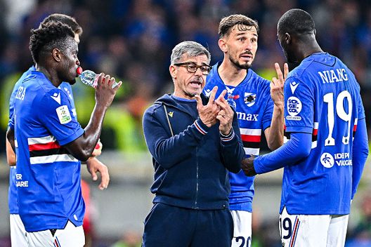 Alberico Evani, allenatore della Sampdoria (al centro), impartisce alcune istruzioni a Rémi Oudin e M'Baye Niang durante la partita di Serie B tra UC Sampdoria e US Salernitana 1919 allo Stadio Luigi Ferraris il 9 maggio 2025 a Genova Sampdoria-Salernitana, playout di B: come arrivano le due squadre- immagine 2