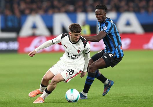 BERGAMO, ITALY - OCTOBER 28: Alexis Saelemaekers of AC Milan competes for the ball with Odilon Kossounou of Atalanta BC during the Serie A match between Atalanta BC and AC Milan at New Balance Arena on October 28, 2025 in Bergamo, Italy. (Photo by Marco Luzzani/Getty Images)  Atalanta-Milan 1-1, le pagelle: Tomori-horror, Maignan unica sufficienza- immagine 6