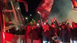 Il pullman del Cosenza circondato da cori e fumogeni: è derby, si parte per Catanzaro