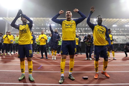 Bruxelles, Belgio - 12 dicembre 2024: Giocatori dell'Union Saint-Gilloise festeggiano la vittoria contro il Nizza. (Foto di Alex Bierens de Haan/Getty Images) Scelta green dell’Union Saint-Gilloise: si continua con la maglia 2024/2025 per ridurre l’impatto ambientale- immagine 2