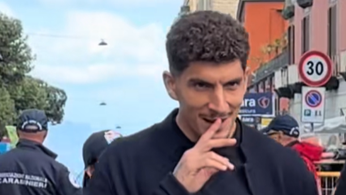 Di Lorenzo, ciclismo nel cuore: ha assistito al Giro d’Italia a Napoli VIDEO Di Lorenzo, ciclismo nel cuore: ha assistito al Giro d’Italia a Napoli VIDEO - immagine 1