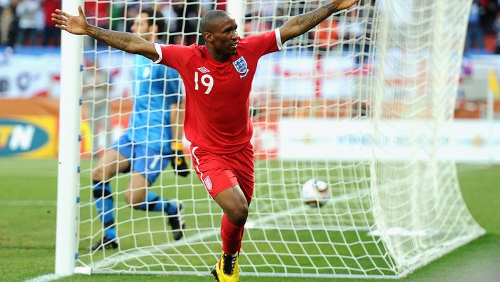 PORT ELIZABETH, SOUTH AFRICA - JUNE 23: Jermain Defoe of England celebrates scoring the opening goal during the 2010 FIFA World Cup South Africa Group C match between Slovenia and England at the Nelson Mandela Bay Stadium on June 23, 2010 in Port Elizabeth, South Africa. (Photo by Laurence Griffiths/Getty Images) Inghilterra-Slovenia: c’è un precedente Mondiale. E quella volta nel 2016… - immagine 1