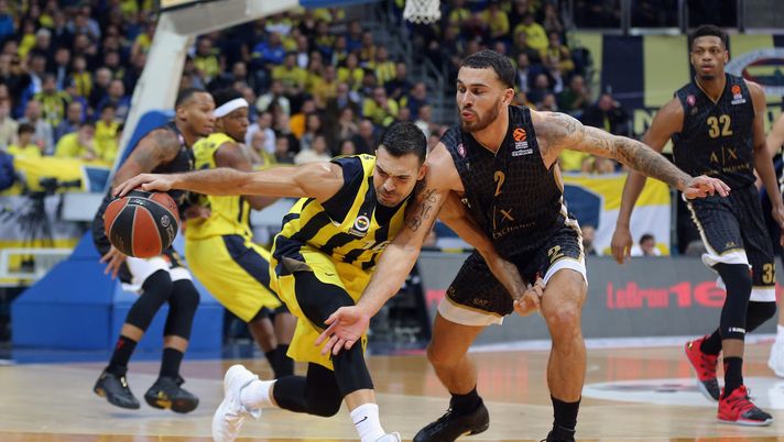 ISTANBUL, TURKEY - DECEMBER 13: Mike James, #2 of AX Armani Exchange Olimpia Milan in action with Kostas Sloukas, #16 of Fenerbahce Istanbul during the 2018/2019 Turkish Airlines EuroLeague Regular Season Round 12 game between Fenerbahce Istanbul and AX Armani Exchange Olimpia Milan at Ulker Sports and Event Hall on December 13, 2018 in Istanbul, Turkey. (Photo by Tolga Adanali/Euroleague Basketball via Getty Images) Milano-Fenerbahce live: streaming gratis e diretta TV del match di Eurolega - immagine 1