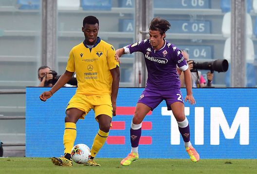 REGGIO NELL'EMILIA, ITALY - AUGUST 26: Iyenoma Destiny Udogie of Hellas Verona competes for the ball with Edoardo Pierozzi of ACF Fiorentina during the Primavera TIM Cup Final match between Hellas Verona and ACF Fiorentina at Mapei Stadium - Citta' del Tricolore on August 26, 2020 in Reggio nell'Emilia, Italy. (Photo by Alessandro Sabattini/Getty Images) Pres. Pescara: “Entro il weekend vogliamo Edoardo Pierozzi dai viola”- immagine 2
