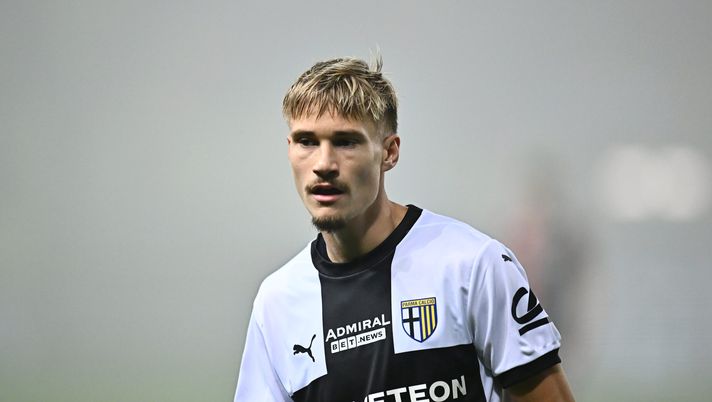 PARMA, ITALY - NOVEMBER 04: Pontus Almqvist of Parma looks on during the Serie A match between Parma and Genoa at Stadio Ennio Tardini on November 04, 2024 in Parma, Italy. (Photo by Alessandro Sabattini/Getty Images) Almqvist: “Mi piace giocare in stadi come l’Olimpico. Combatteremo uno per l’altro” - immagine 1