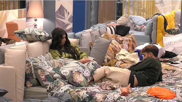 Tv: Grande Fratello, Federica al centro del triangolo amoroso- immagine 3