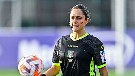 SESTO FIORENTINO, ITALY - NOVEMBER 26: Referee Maria Marotta shows a red sign on her face to protest against violence over women prior to kick-off in the Women Serie A match between ACF Fiorentina and AC Milan at Stadio Pietro Torrini on November 26, 2022 in Sesto Fiorentino, Italy. (Photo by Simone Arveda/Getty Images)